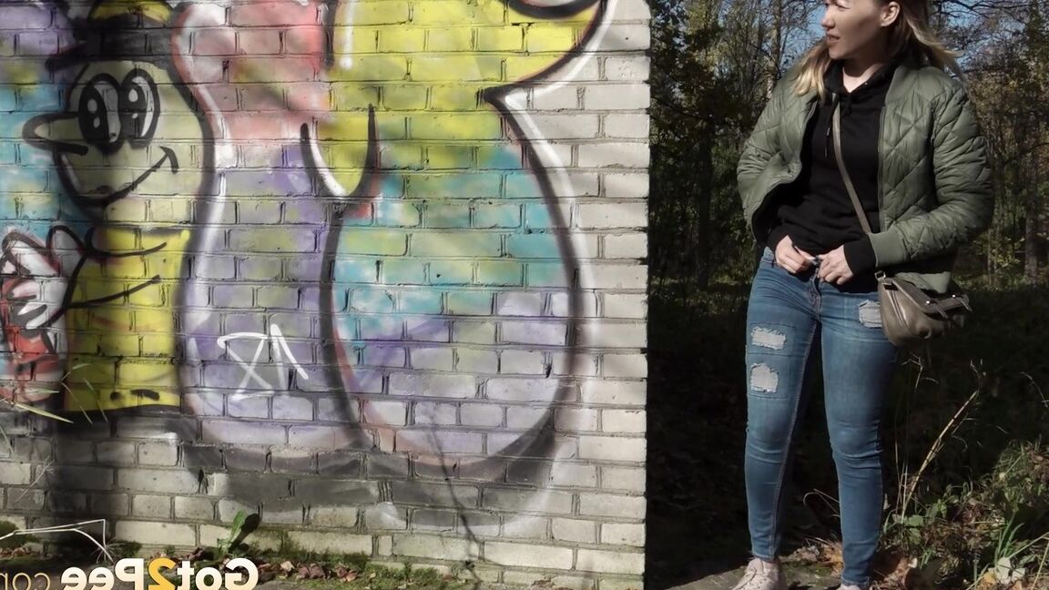 15P Kurz entführtes Mädchen zieht ihre Jeans herunter, um an einem Backsteingebäude zu pinkeln