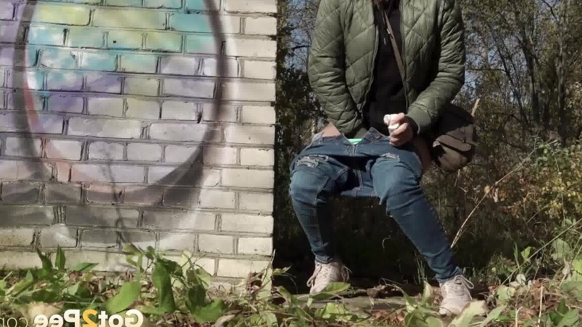 15P Kurz entführtes Mädchen zieht ihre Jeans herunter, um an einem Backsteingebäude zu pinkeln