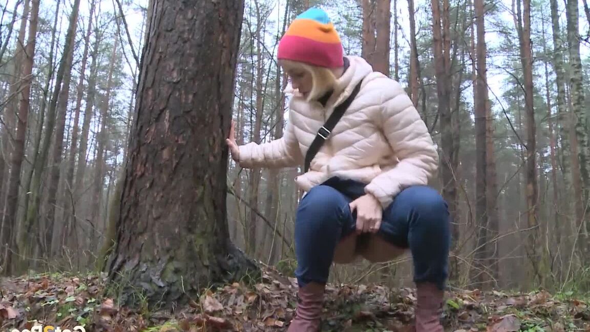 15P La rubia Anya orina sobre un banco en el bosque en un día frío