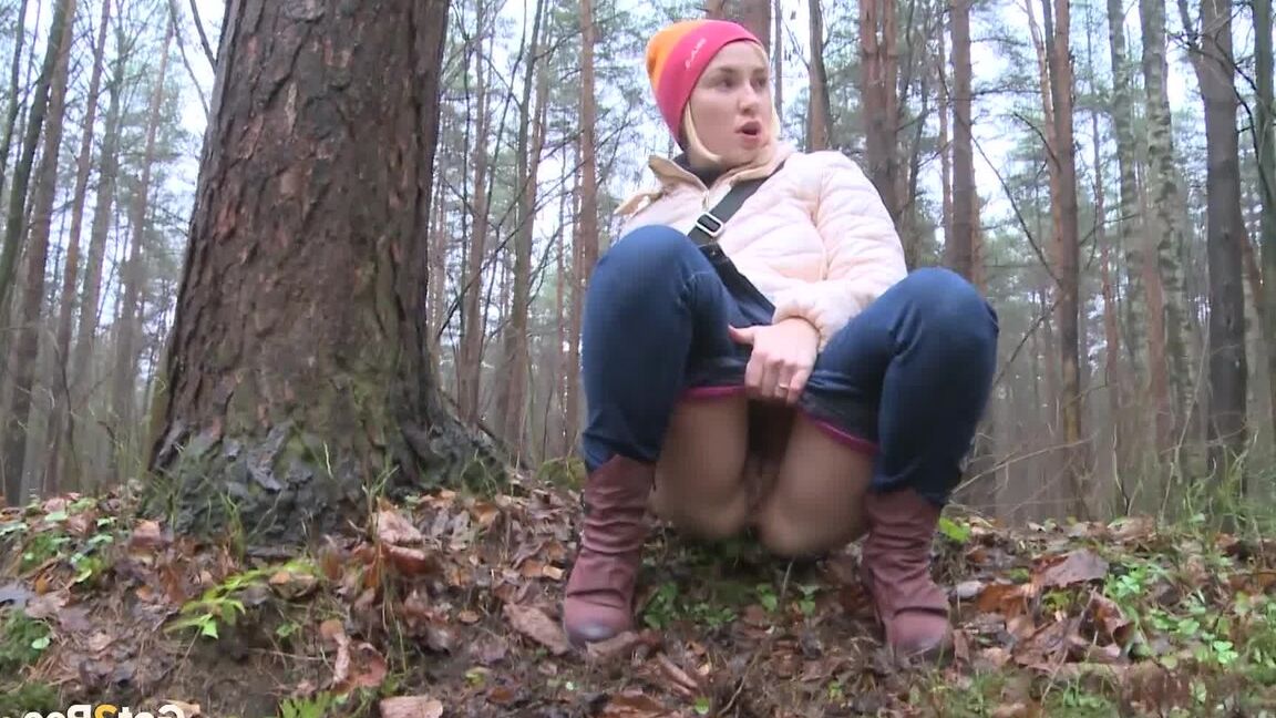 15P La rubia Anya orina sobre un banco en el bosque en un día frío