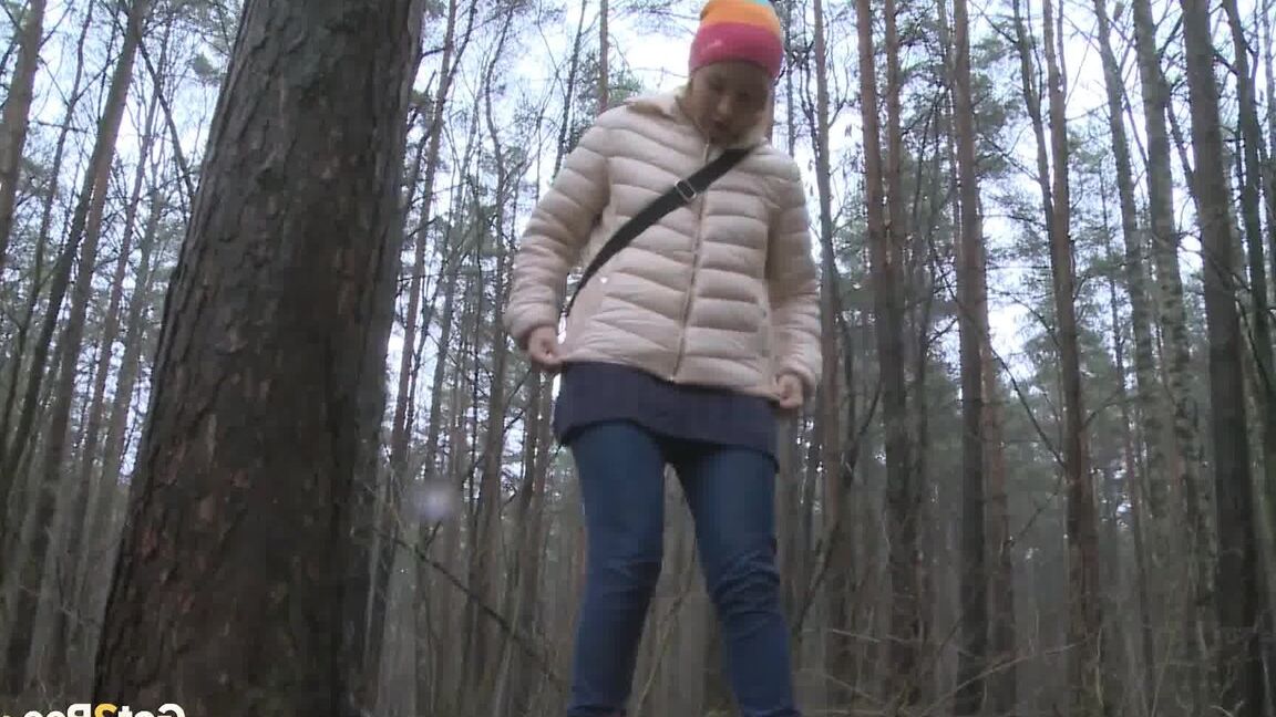 15P La rubia Anya orina sobre un banco en el bosque en un día frío