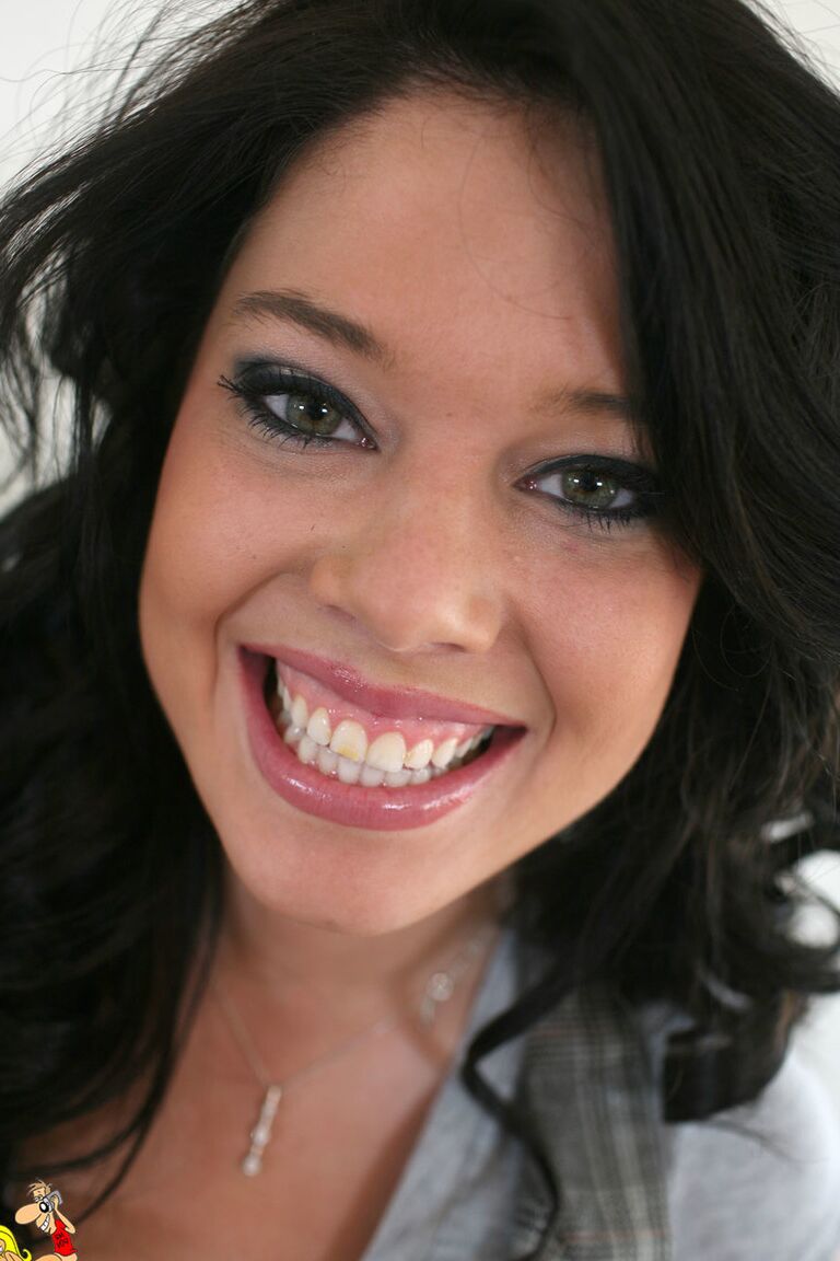 15P A linda morena Colby leva um pau na boca depois de ficar nua
