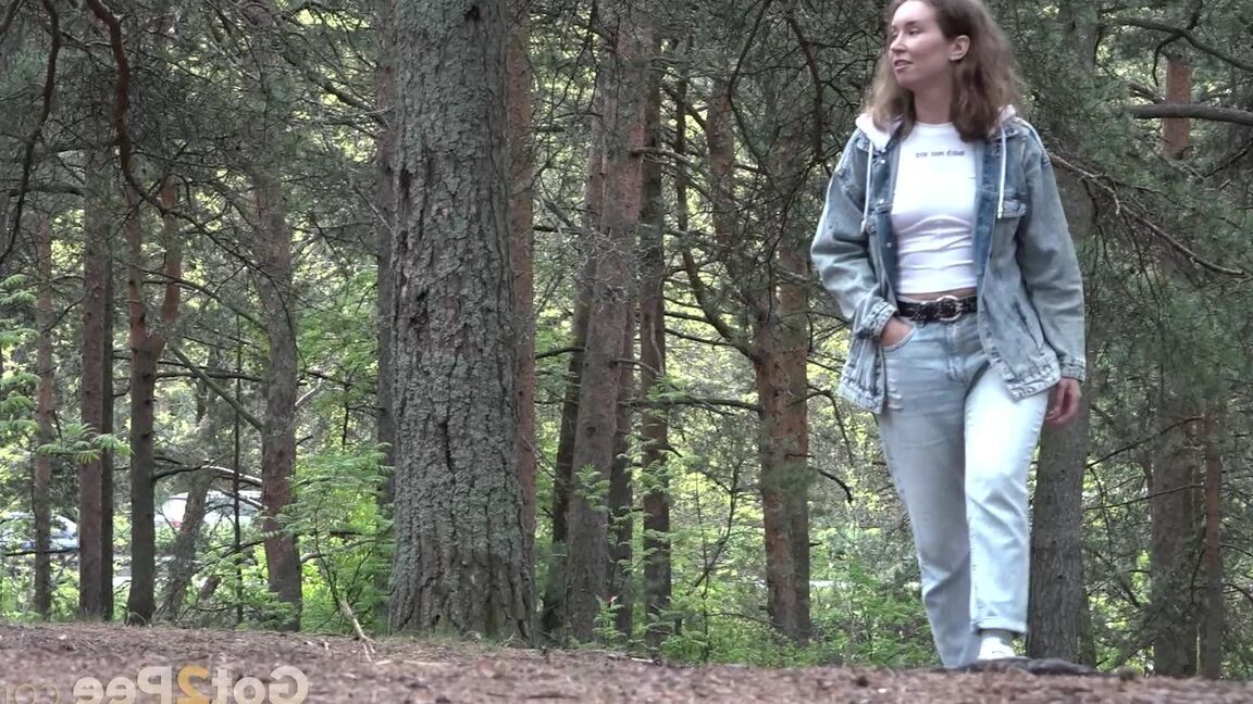 15Pヨーロッパ人美女が森の中でかがんで小便する