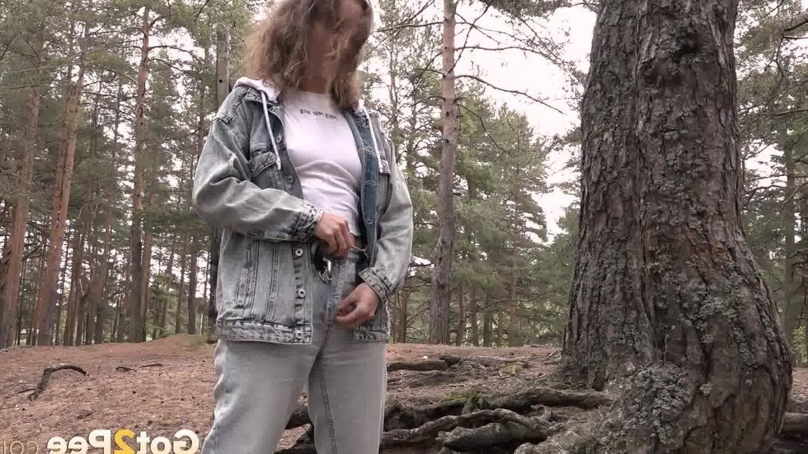 15Pヨーロッパ人美女が森の中でかがんで小便する