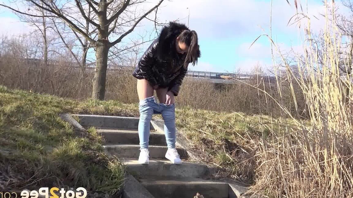 15P Naomi Benet squats and enjoys a messy pee