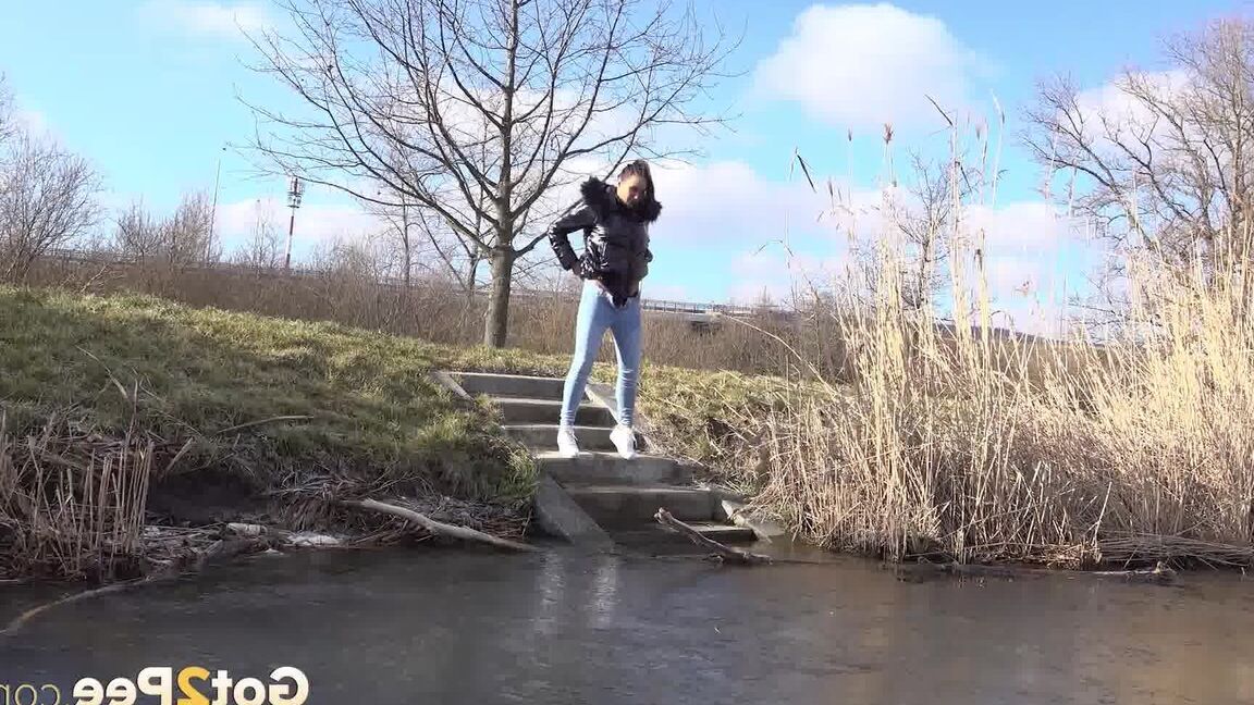 15P Naomi Benet squats and enjoys a messy pee