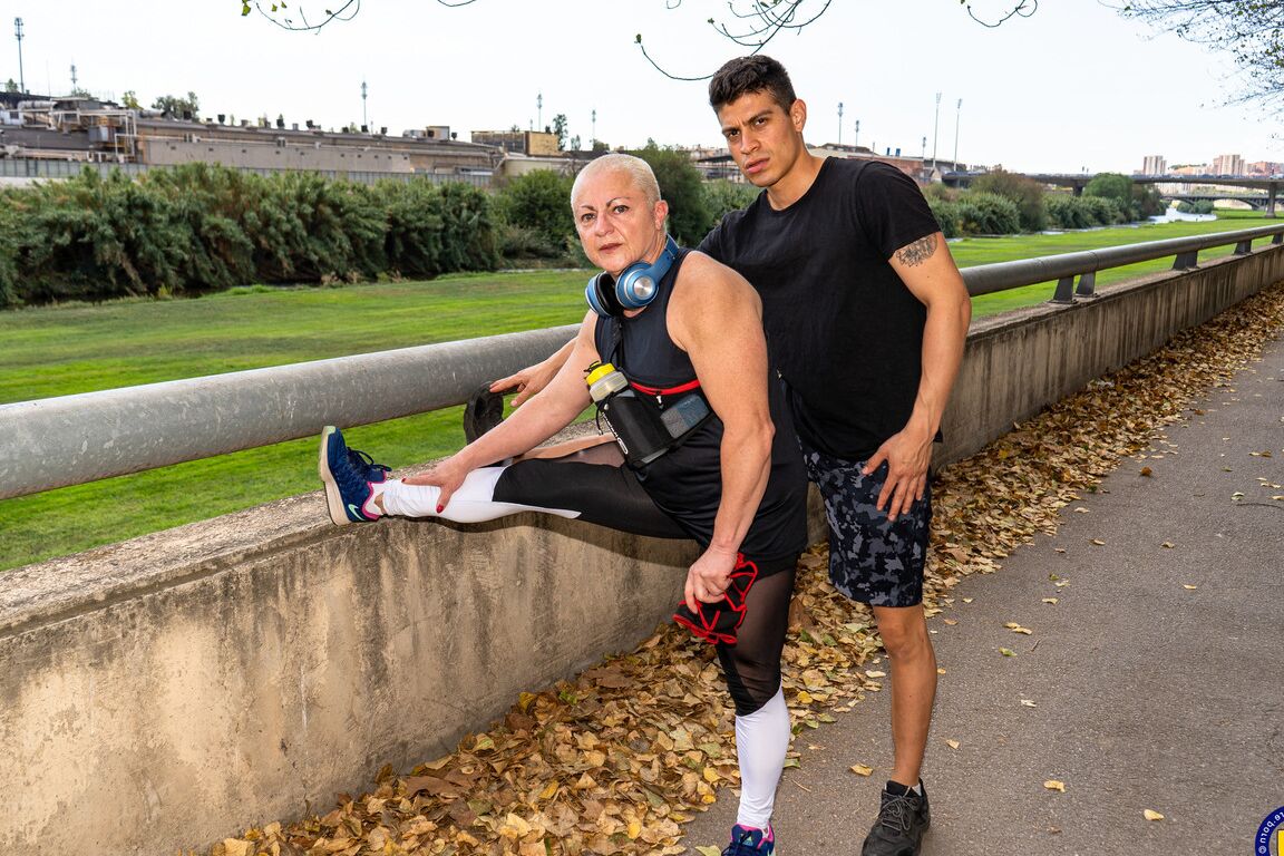 11P La abuela atlética hace flexiones antes de tener sexo con su toyboy
