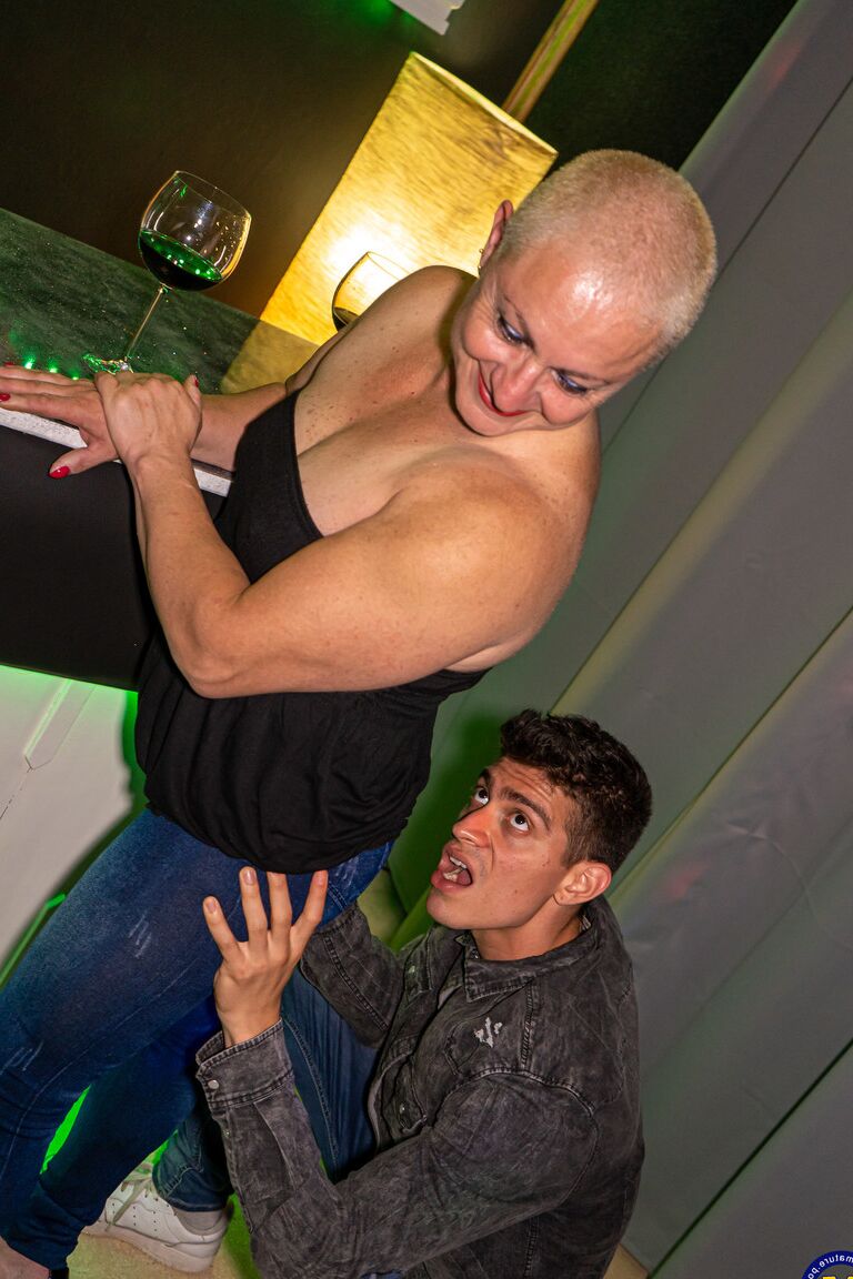 11P La abuela atlética hace flexiones antes de tener sexo con su toyboy