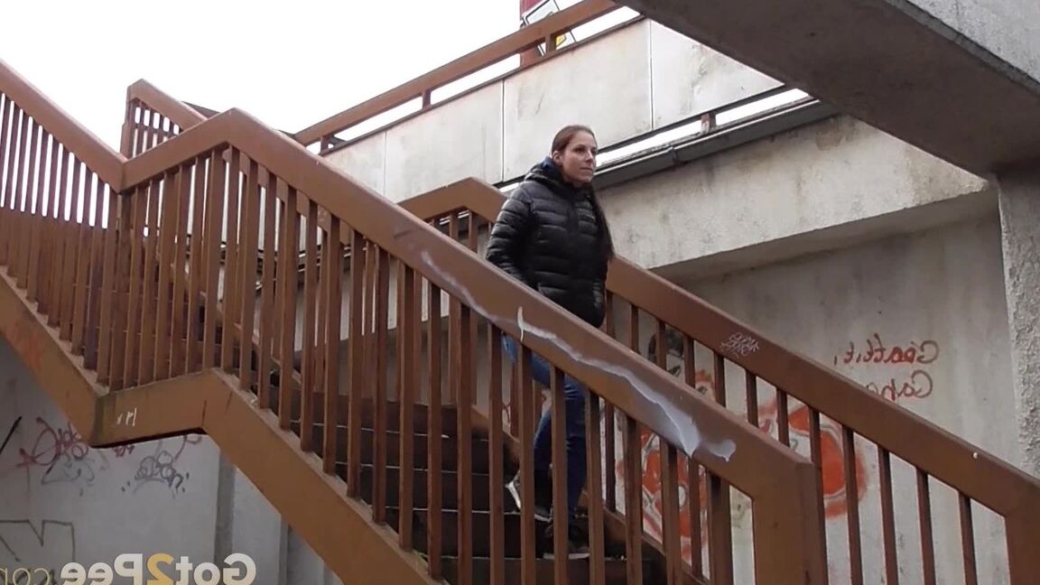 15P Antonia Sainz macht eine saftige Pisspfütze