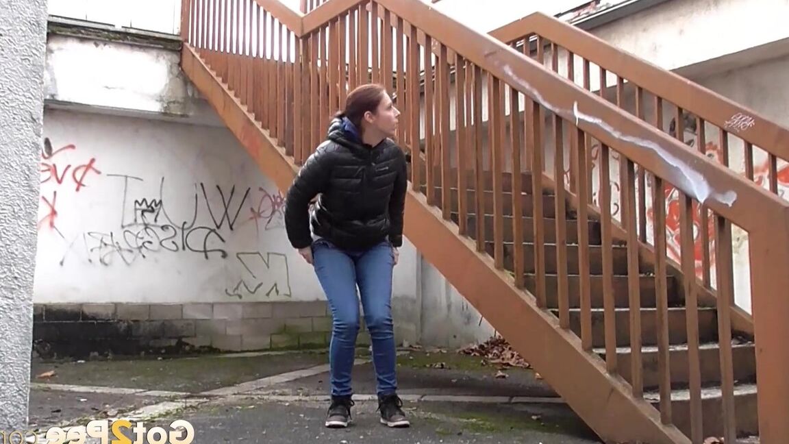 15P Antonia Sainz macht eine saftige Pisspfütze