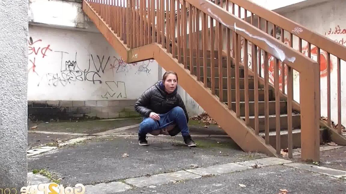 15P Antonia Sainz macht eine saftige Pisspfütze