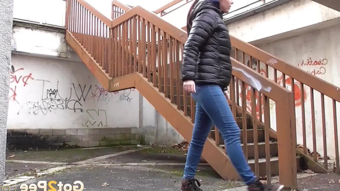 15P Antonia Sainz macht eine saftige Pisspfütze