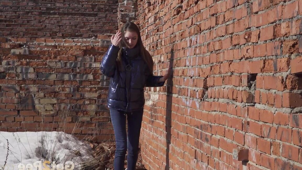 15Pブルネットの美女が遺棄されたレンガの上にしゃがんで小便する