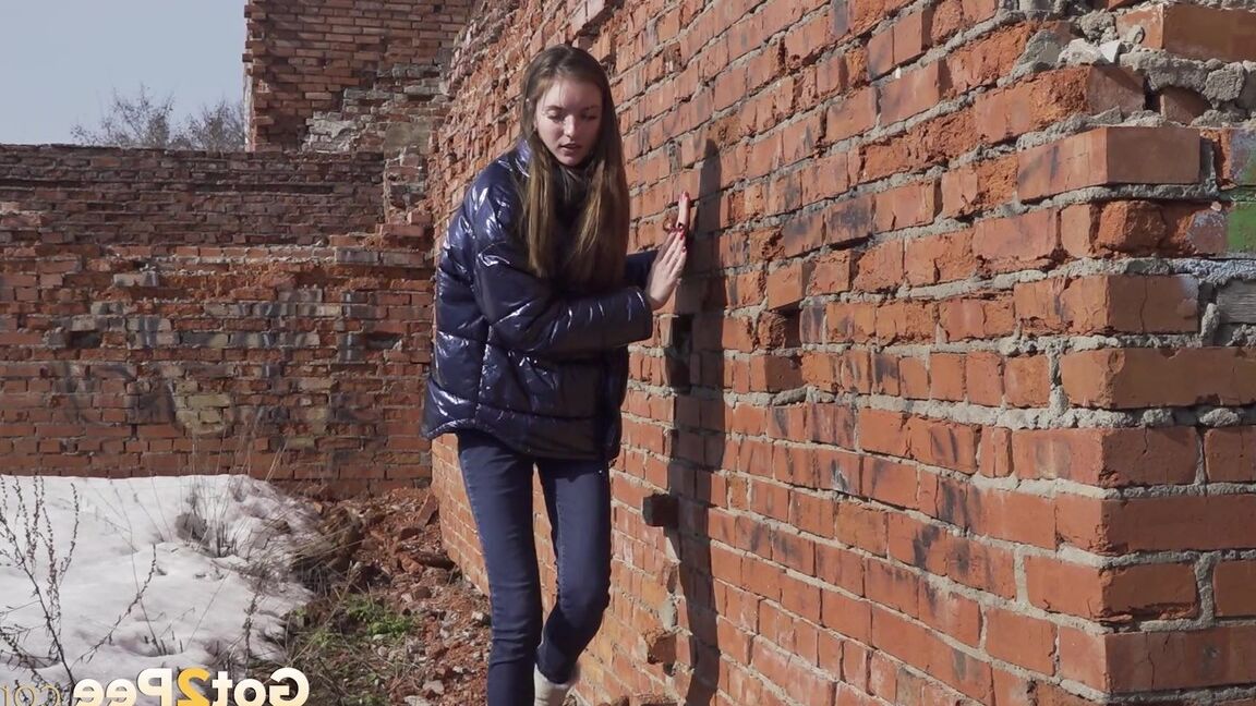 15Pブルネットの美女が遺棄されたレンガの上にしゃがんで小便する