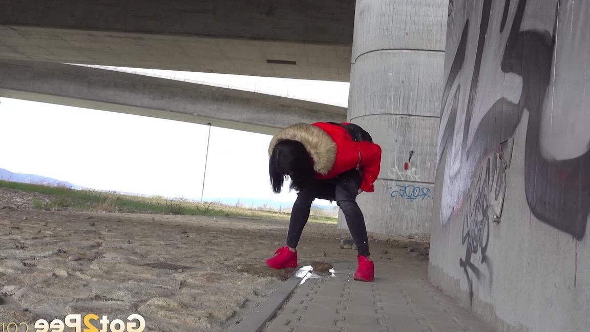 15P Heißes Babe Billie lindert Piss-Verzweiflung