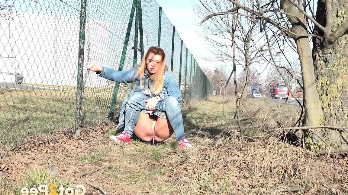 15P Gorgeous Chrissy Fox pees next to a busy main road