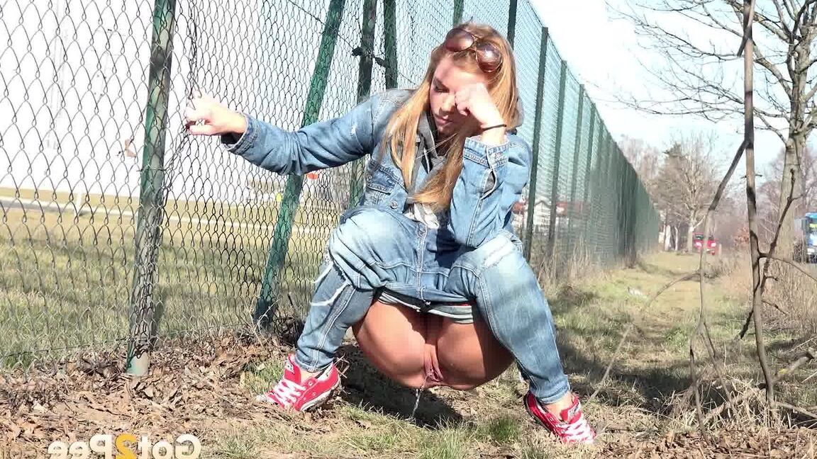 15P Gorgeous Chrissy Fox pees next to a busy main road