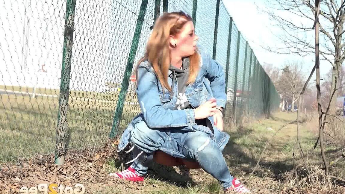 15P Gorgeous Chrissy Fox pees next to a busy main road