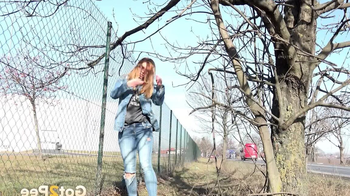 15P Gorgeous Chrissy Fox pees next to a busy main road