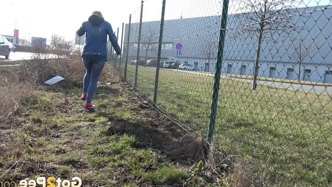 15P Gorgeous Chrissy Fox pees next to a busy main road
