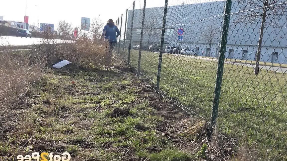 15P Gorgeous Chrissy Fox pees next to a busy main road