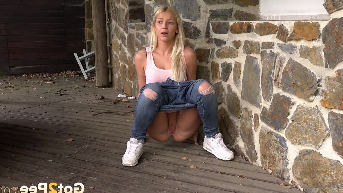 15P A garota loira Carol Lilien levanta seus jeans rasgados para fazer xixi extremamente necessário