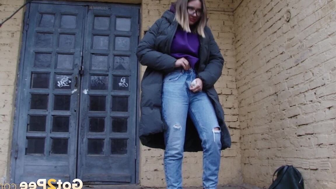 15P Pretty brunette pulls down denims to pee outside