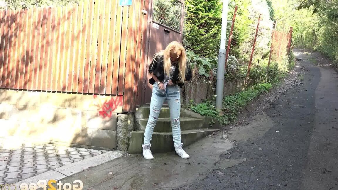 15P Blonde girl Jena Lovely pulls down ripped jeans for a pee in a laneway