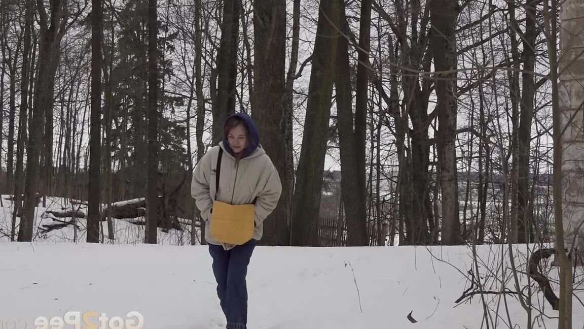15P Brunette shows off her ass while pissing outside
