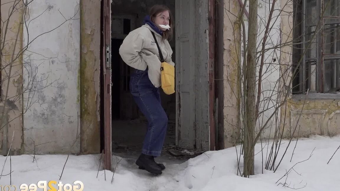 15P Brunette shows off her ass while pissing outside