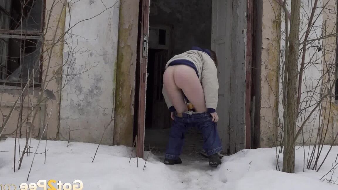 15P Brunette shows off her ass while pissing outside