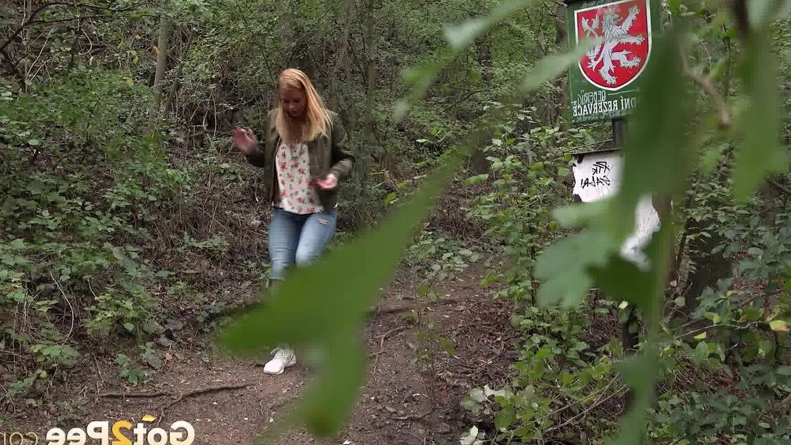 15P Die wunderschöne Chrissy Fox lindert die Pipi-Verzweiflung