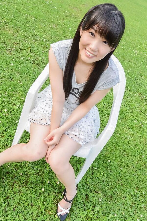 15P Yui Kasugano Asiática aproveita o tempo na natureza e brinquedos sexuais na buceta