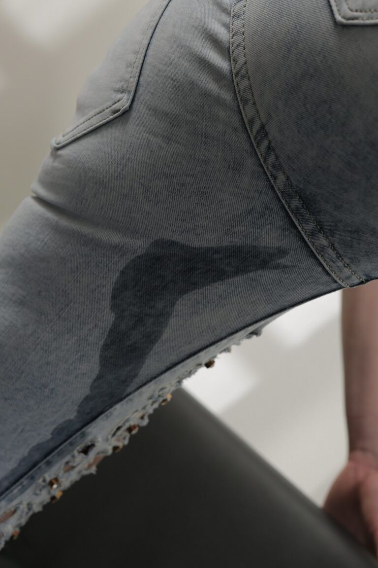 21P Linda adolescente Silvia mijando na calça jeans antes de se despir e se masturbar