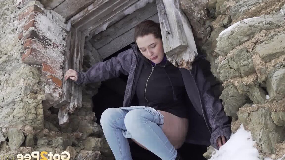 15P Hottie pees through a hole in a wall outside