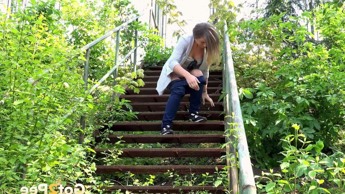 15P 公園でおしっこをしたくなったバーベは階段でしゃがんでお漏らししてしまう