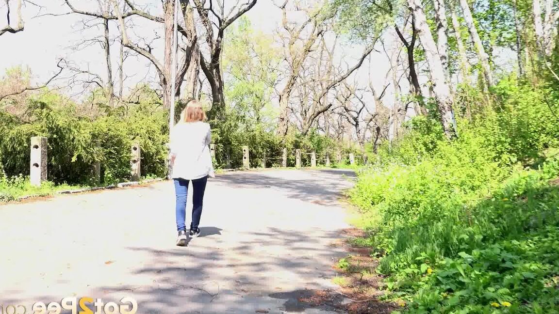 15P 公園でおしっこをしたくなったバーベは階段でしゃがんでお漏らししてしまう