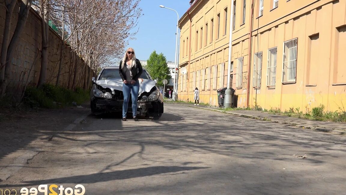 15P 金髪のひよこモレナが公道で緊急のおしっこをするために車の前にしゃがむ