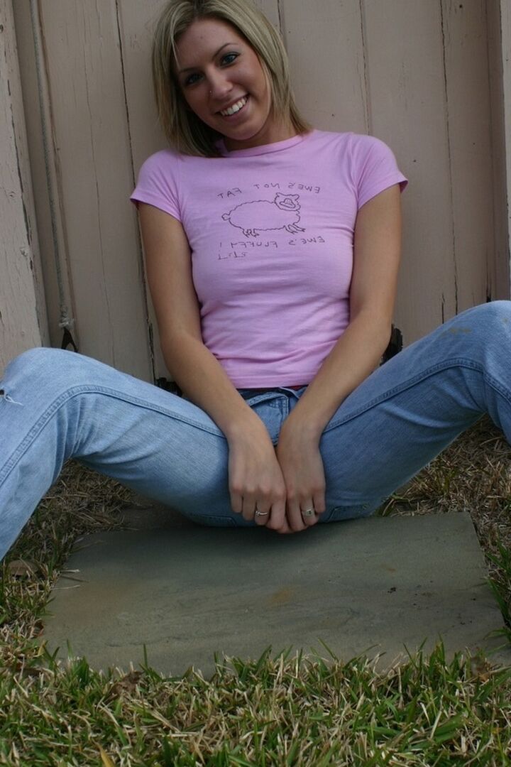 12P A linda adolescente texana Becky brinca com o seio perfeito em seu rosa apertado