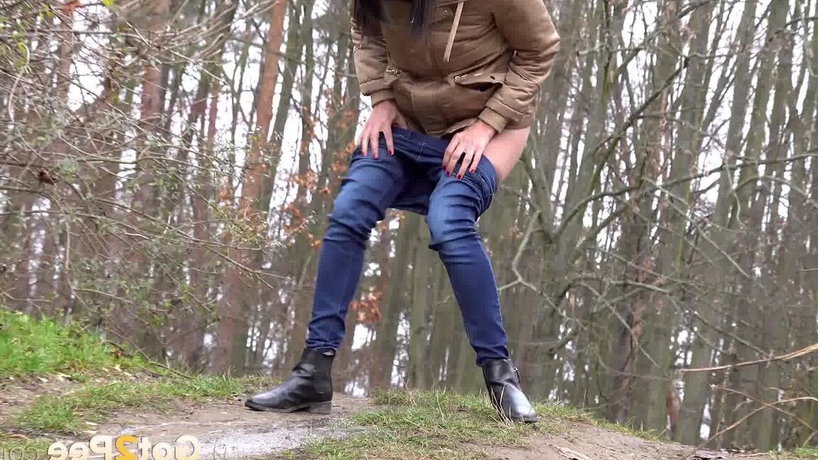 15P Distressed girl in need of a pee Tiny Tina empties her bladder on country lane