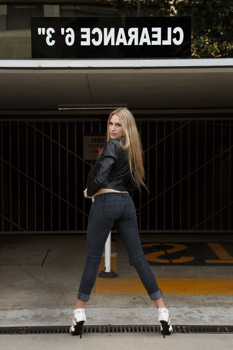 11P, petite amie adolescente, Cole Esenwein, expose ses fesses et pose dans des sous-vêtements arc-en-ciel.