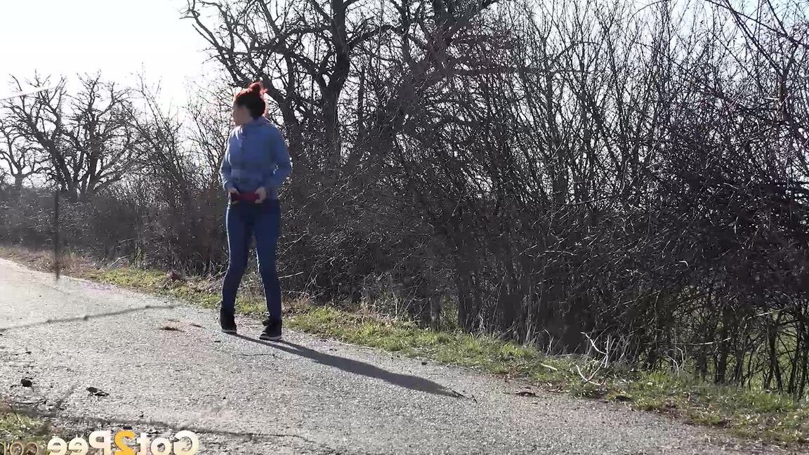 15P La preciosa pelirroja Antonia Sainz mea al aire libre