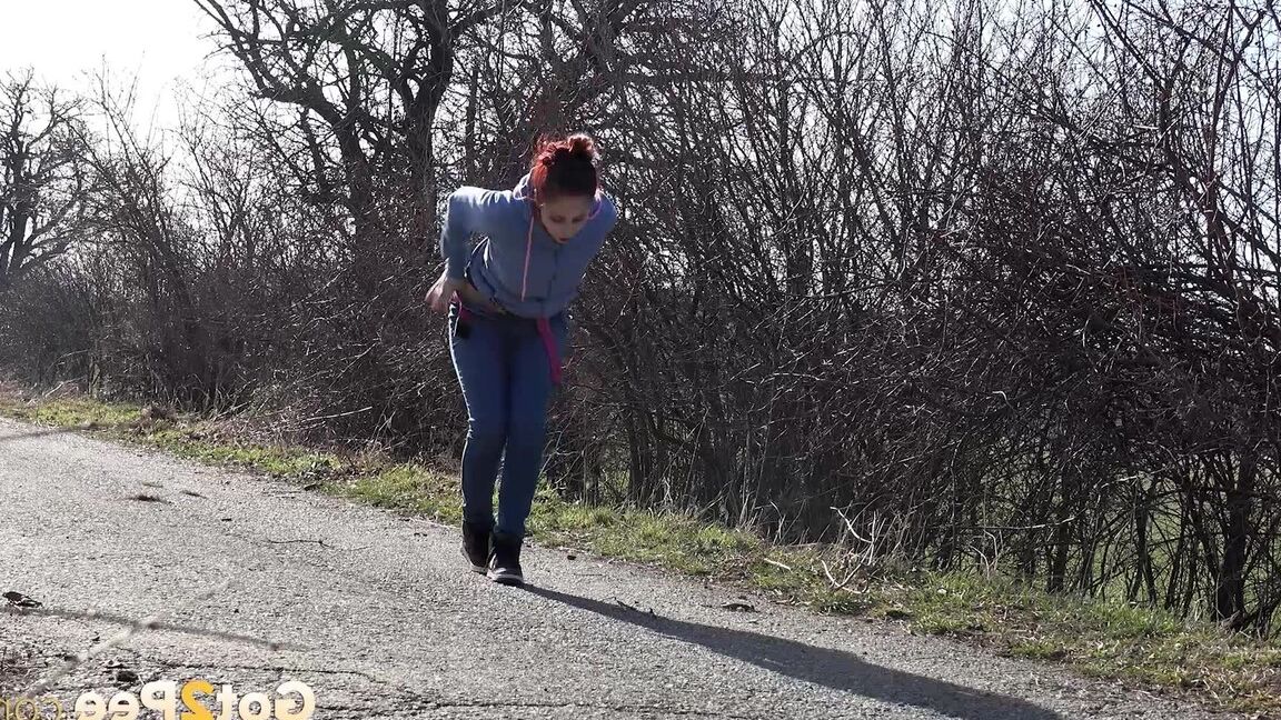 15P La preciosa pelirroja Antonia Sainz mea al aire libre