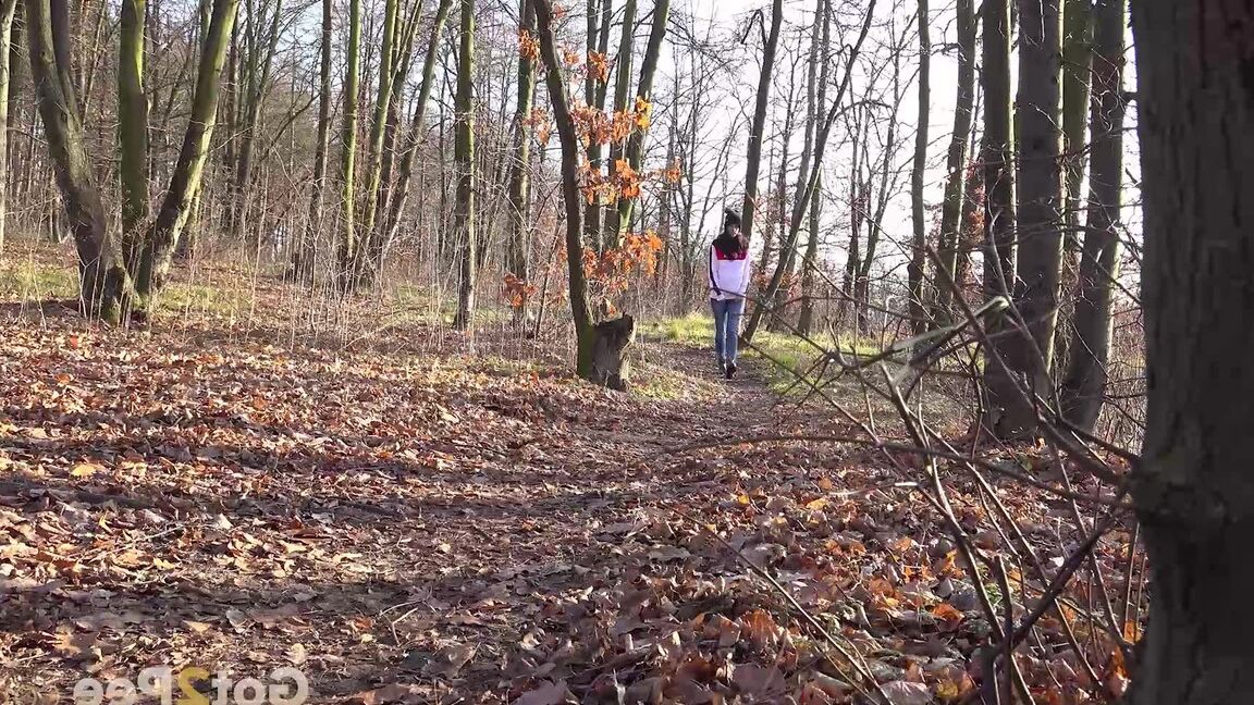 15P Ali Bordeaux pees on leaves in the woods