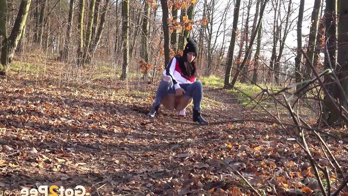 15P Ali Bordeaux pees on leaves in the woods