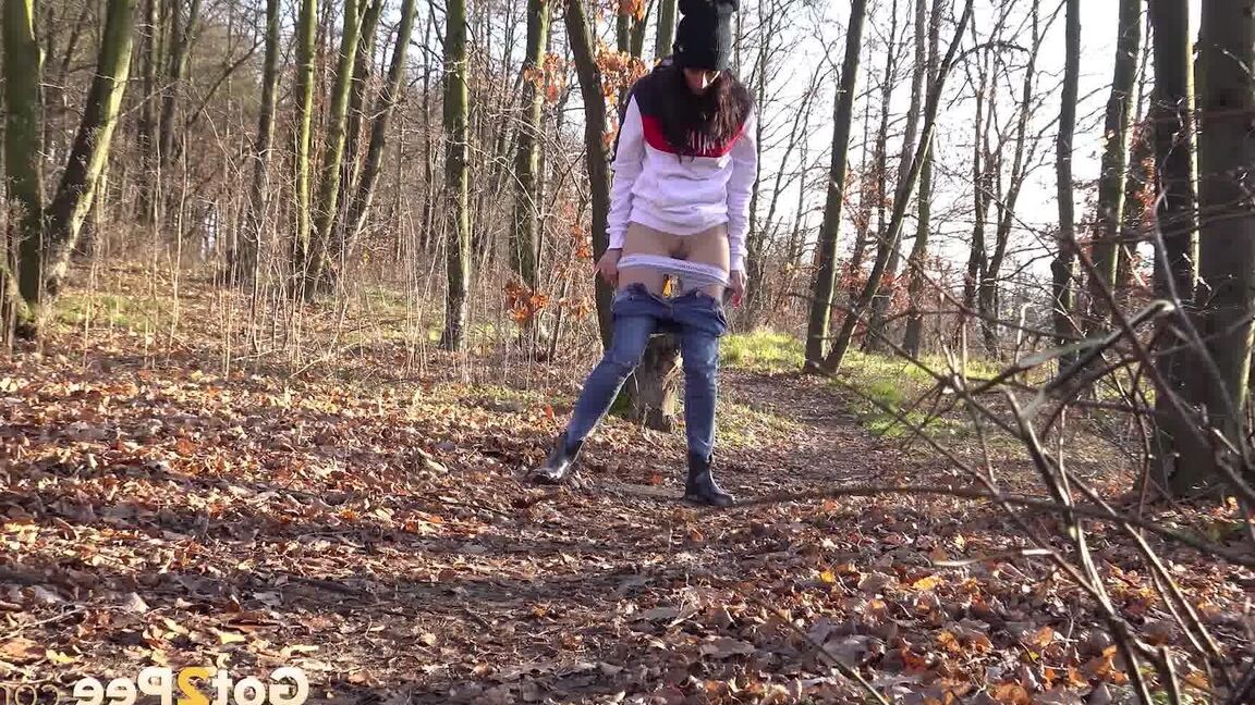 15P Ali Bordeaux pees on leaves in the woods