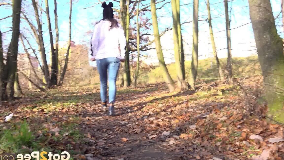 15P Ali Bordeaux pees on leaves in the woods