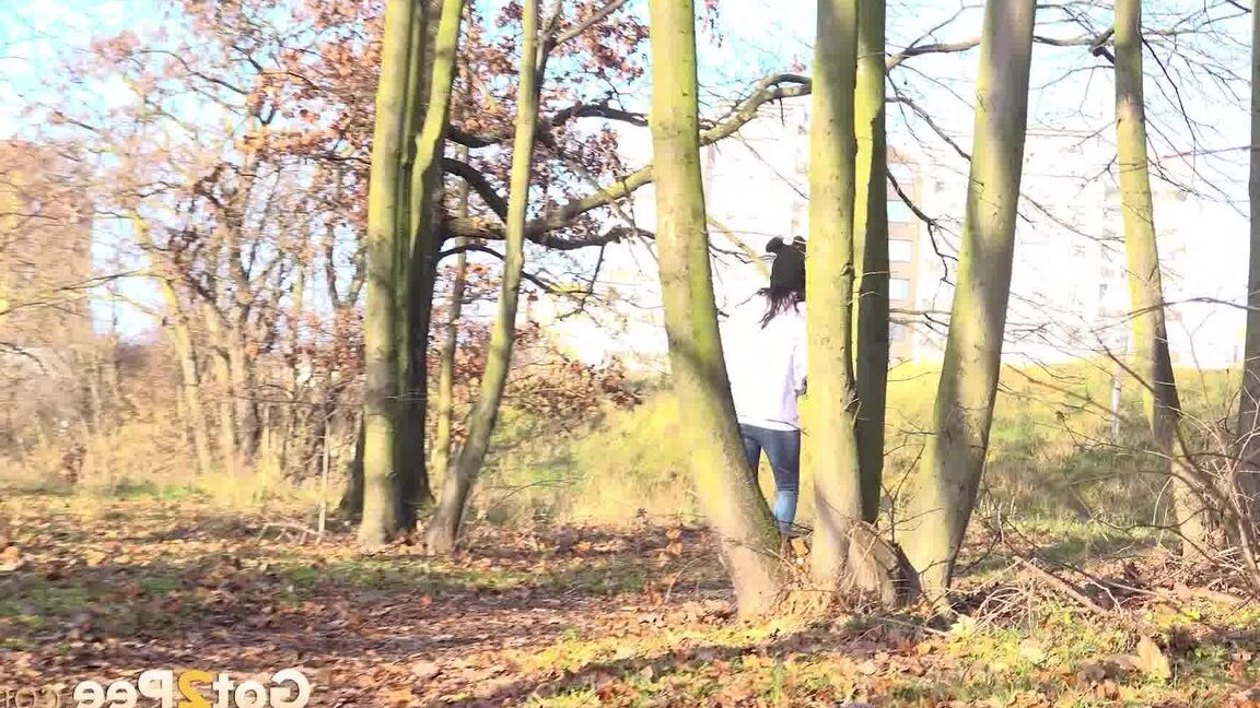 15P Ali Bordeaux pees on leaves in the woods
