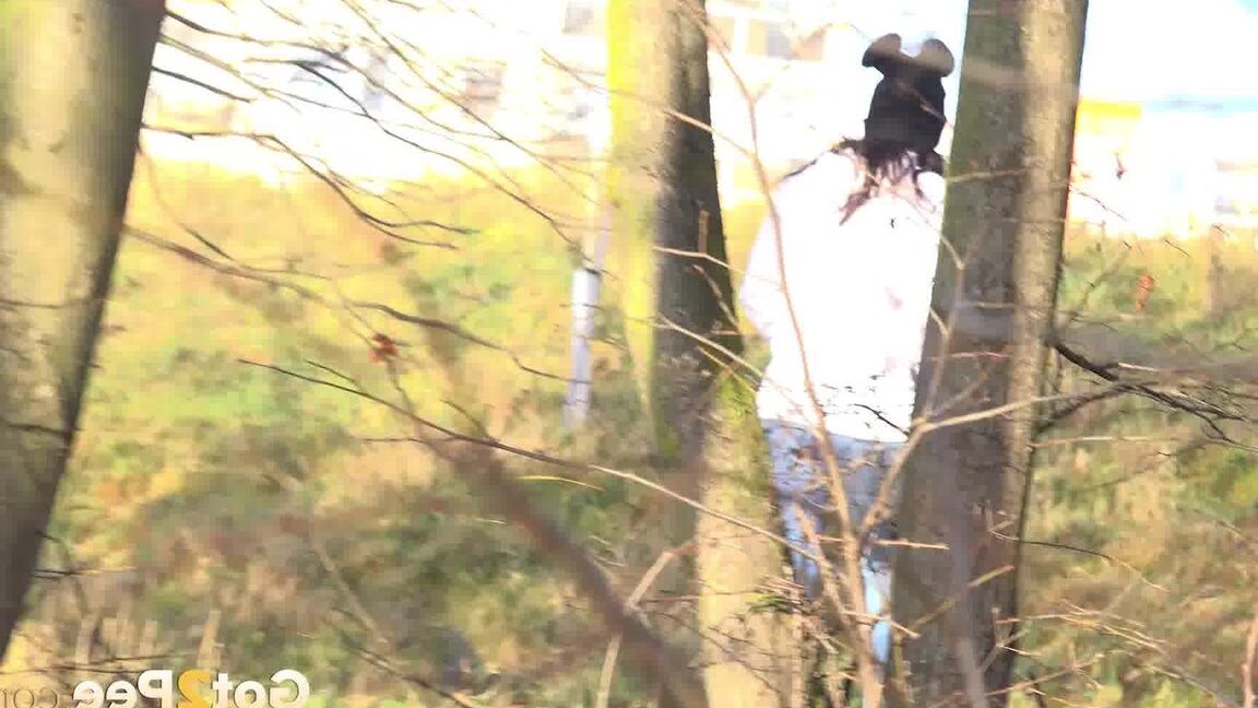 15P Ali Bordeaux pees on leaves in the woods