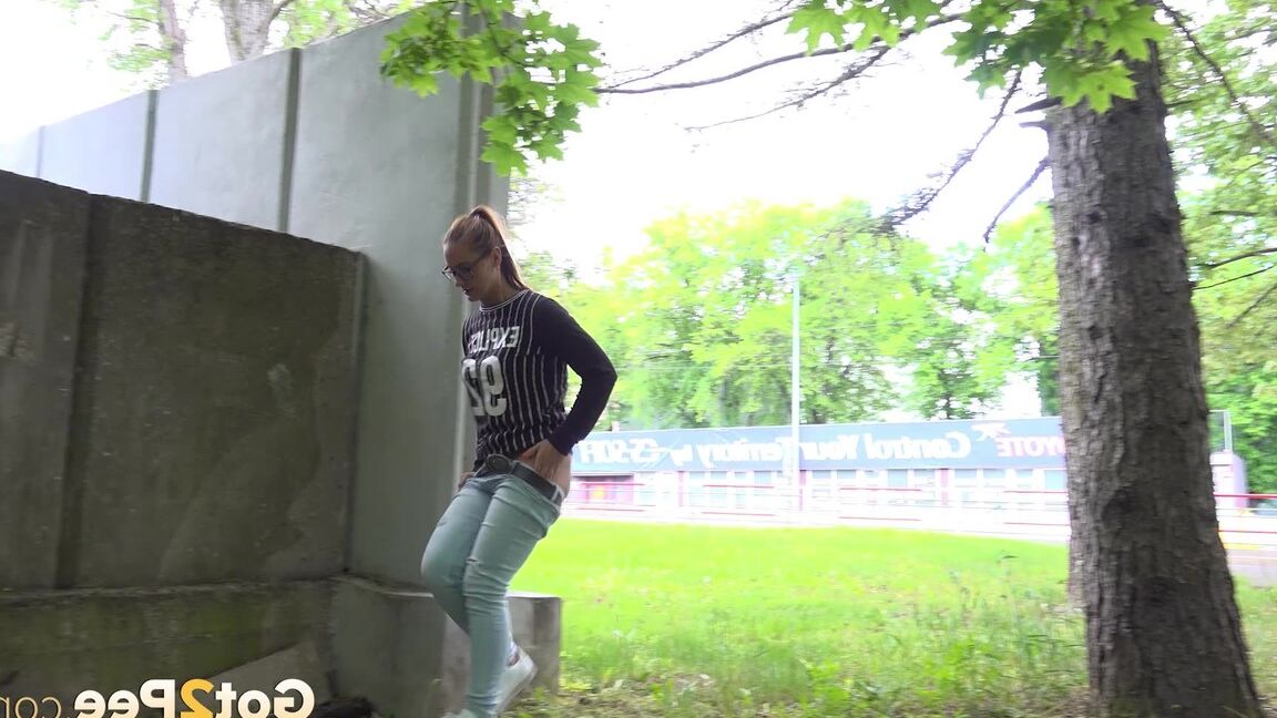 15P Naomi Benet puxa jeans e faz xixi em público